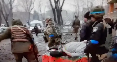 Bombe sull'ospedale a Mariupol, morta la donna incinta soccorsa fra le macerie