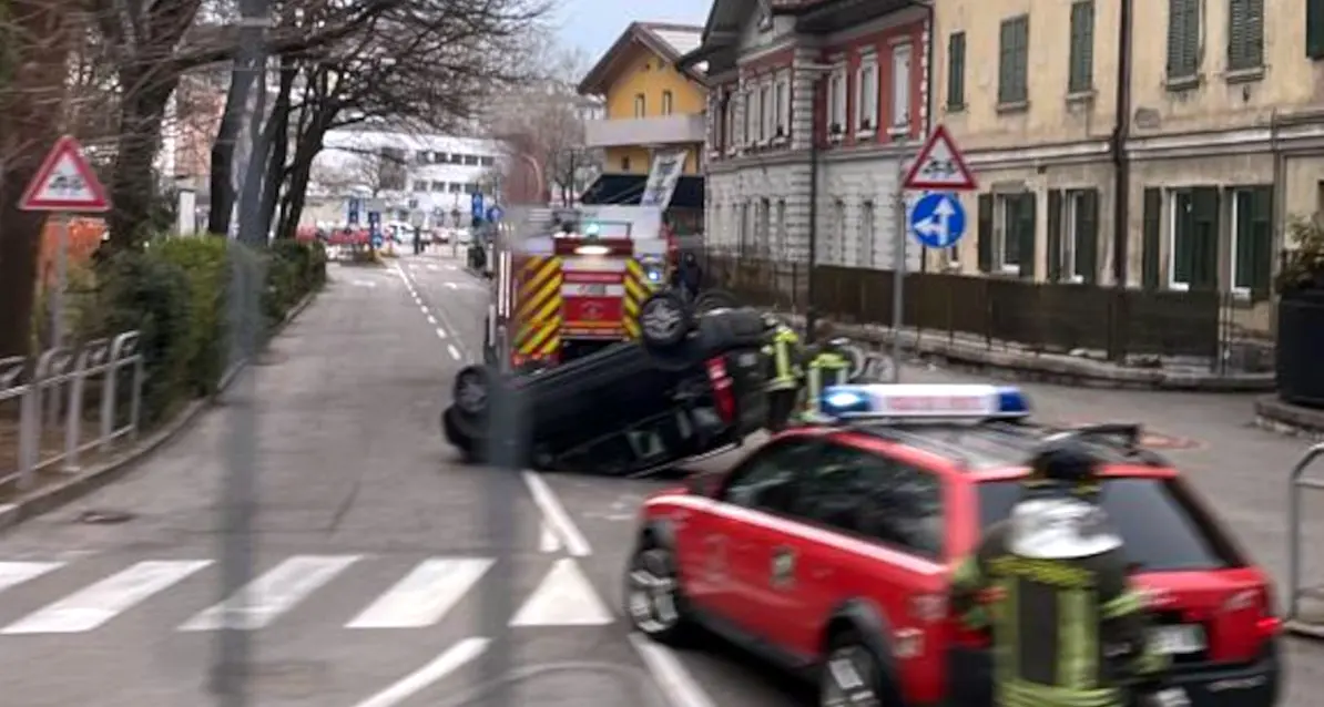 Violento scontro in piazza Centa: un'auto ruote all'aria, tre persone al pronto soccorso