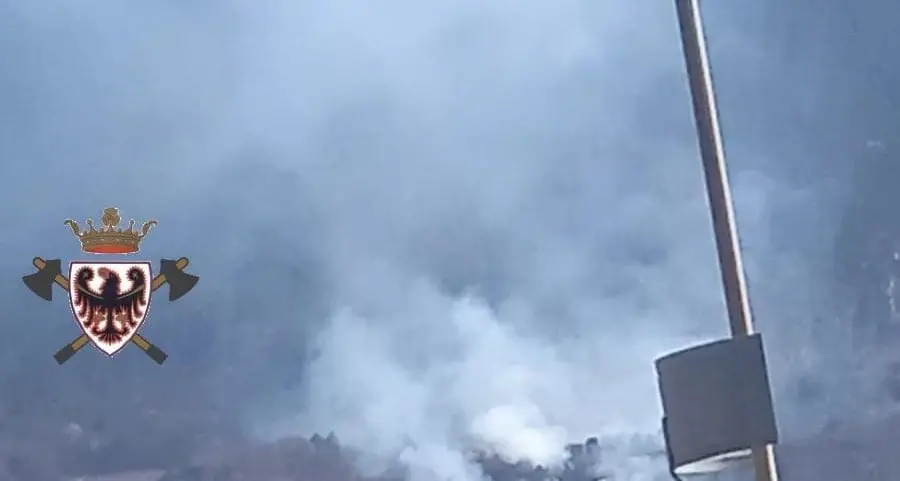 Domato l'incendio boschivo in valle del Chiese, le fiamme divampano sopra Lavis