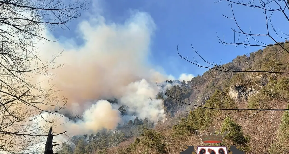Continua a far paura il rogo nei boschi in valle del Chiese: ancora al lavoro anche i velivoli antincendio