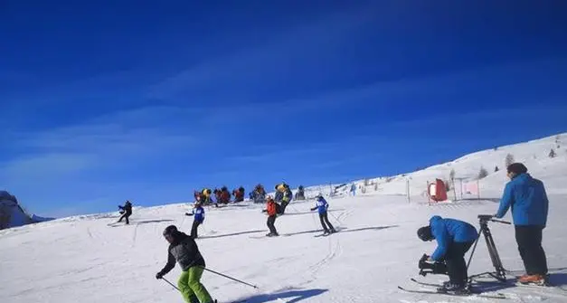 Le ultime sciate in attesa della Pasqua, in una stagione avarissima di neve