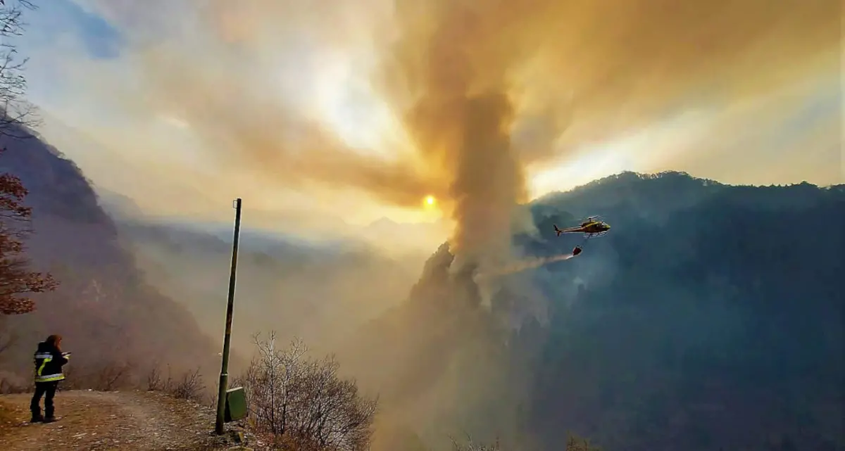 Bruciano i boschi: continua a preoccupare il rogo in valle del Chiese, fiamme anche sull'altopiano di Asiago