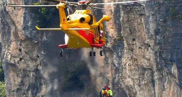 Attacco di panico sotto la cima dello Stivo, tre giovani chiamano l'elisoccorso: 700 euro a testa
