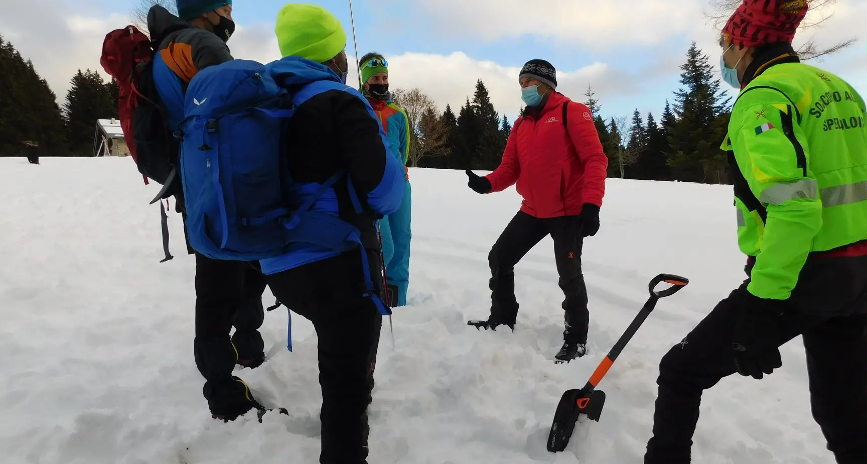 La neve fresca complica le ricerche del podista scomparso nei boschi di Rango