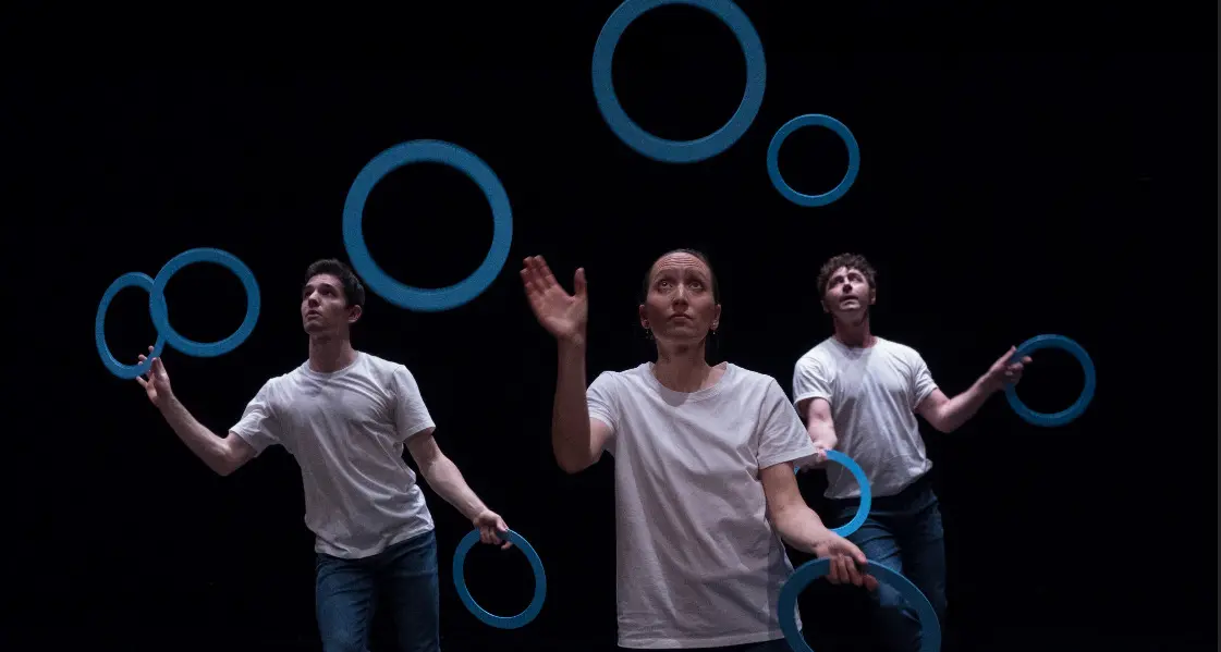 L'omaggio a Merce Cunningham dei Gandini Juggling, stasera in scena al teatro Sociale