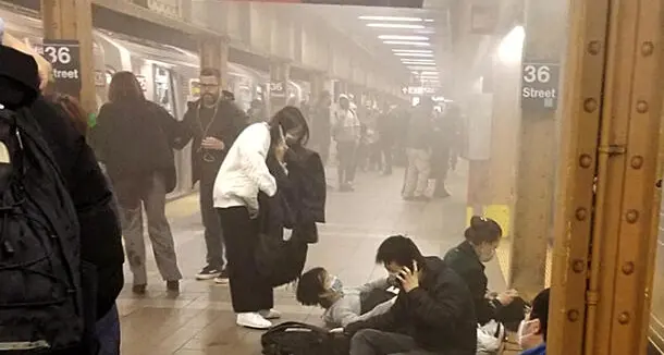 Terrore a New York, sparatoria alla stazione della metropolitana: almeno 23 feriti. Continua la caccia all'uomo