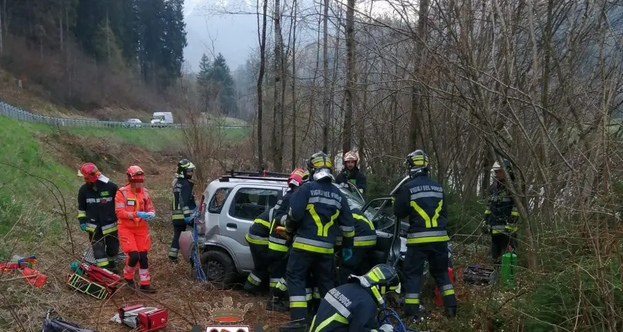 Villa Rendena, auto finisce fuori strada e rotola su un prato: ferito un uomo di 69 anni