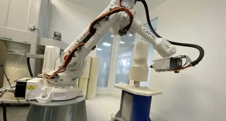 L'affondo dell'ex assessore Luca Zeni: «Che fine ha fatto il robot atteso in ortopedia?»