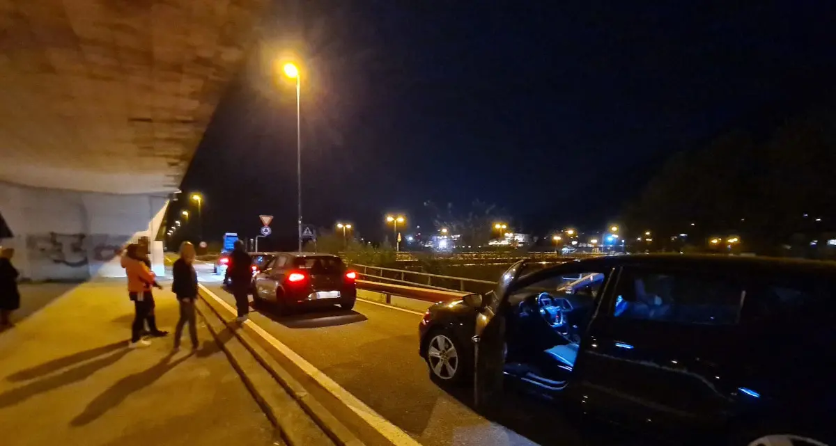 Auto si ferma all'improvviso e blocca il traffico alla rotatoria di Ravina: \"Il guidatore aveva bevuto troppo\"