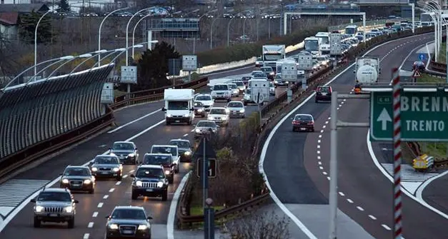 Maxi tamponamento in A22, nel giorno che segna l'aumento del traffico per le vacanze di Pasqua