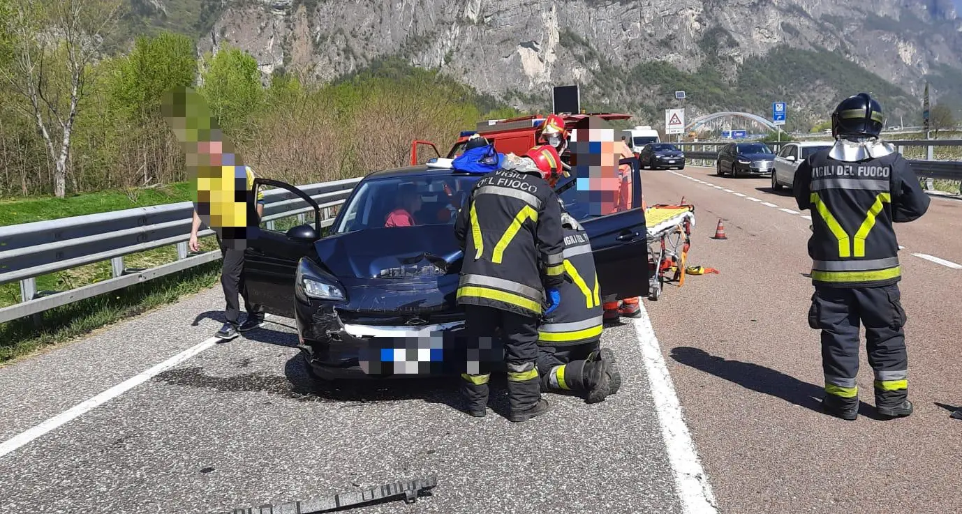 Violento scontro fra due vetture sulla provinciale tra Zambana e Lavis