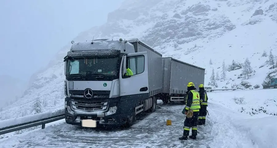 Neve sui passi: in Valparola tir di traverso, intervengono i vigili del fuoco