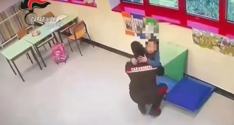 Maltrattamenti contro una bimba disabile: arrestata un'assistente scolastica