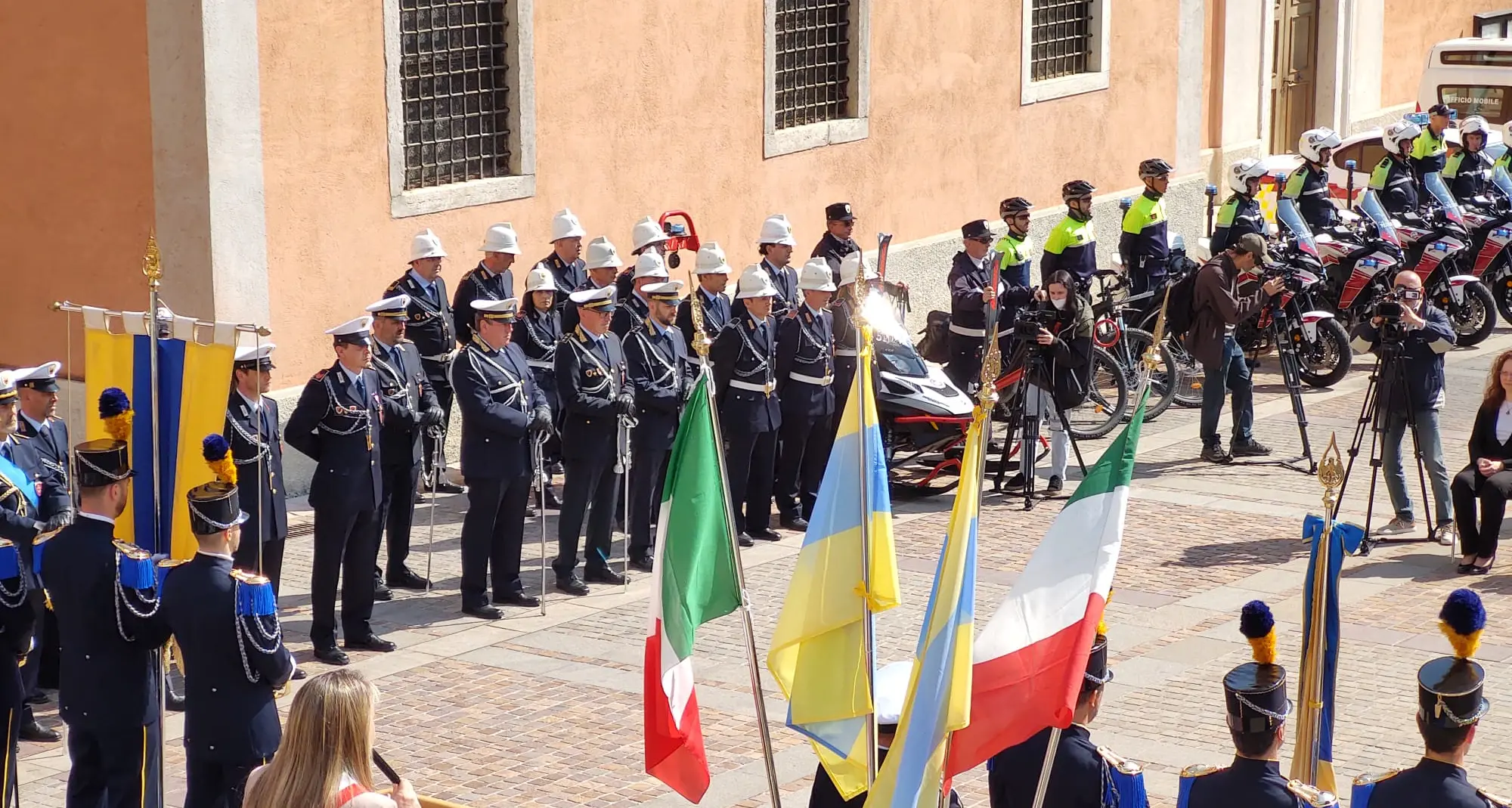 Il ringraziamento al corpo di polizia locale: la festa in piazza ad Aldeno