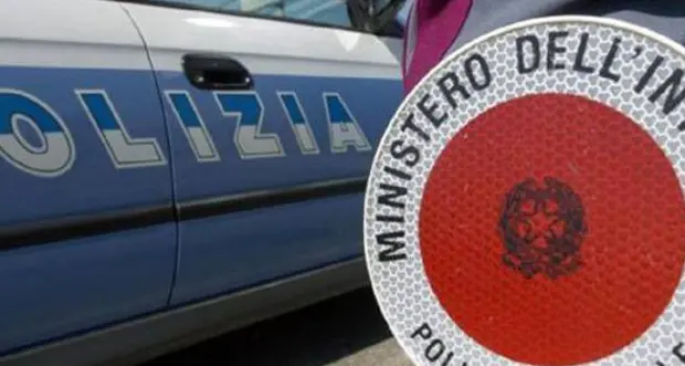 Automobilista fermato dalla polstrada: era senza patente e assicurazione, ma due giorni dopo la scena si ripete