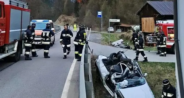 Val Venosta, automobile contro un muro: muore un 19enne, grave un altro ragazzo