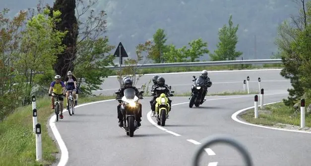 Passi dolomitici: per ridurre il traffico si prepara la strategia con bus navetta e impianti a fune, ma non per quest'anno