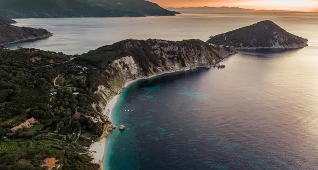 Turista trentino \"vola\" dal sentiero durante un'escursione in bicicletta all'isola d'Elba
