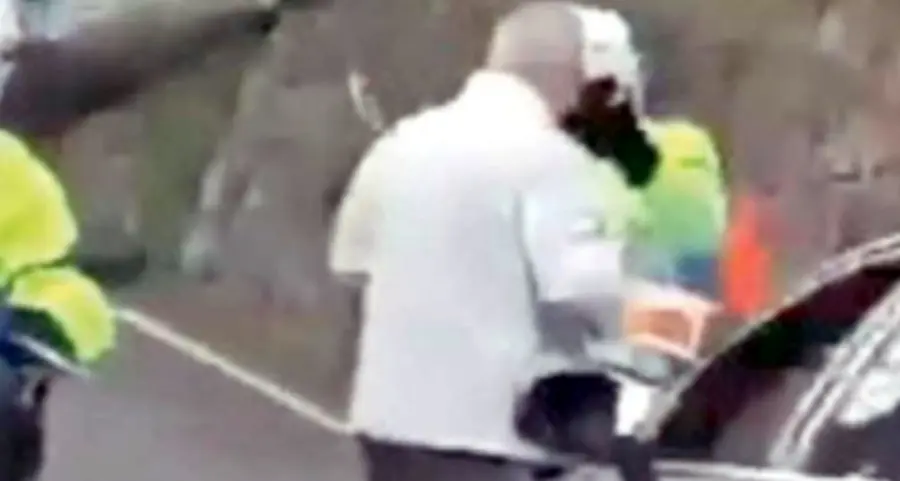 Corsa ciclistica, automobilista ignora i divieti e aggredisce l'addetto che lo ferma