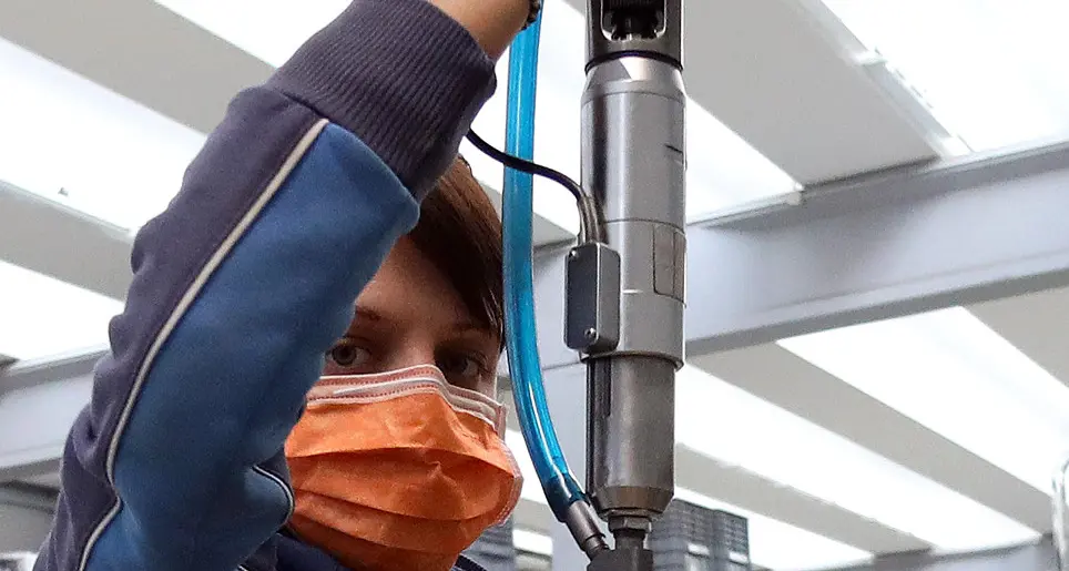 Al lavoro ancora con la mascherina fino all'estate: l'intesa ministero-parti sociali