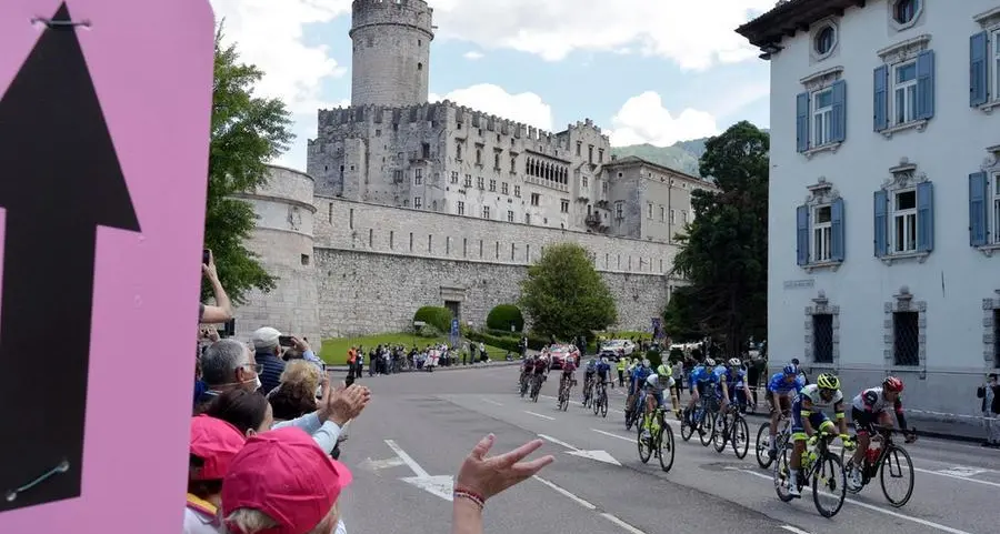 Scatta il Giro d'Italia, la carovana rosa arriverà in Trentino il 25 maggio: favorito numero uno Carapaz
