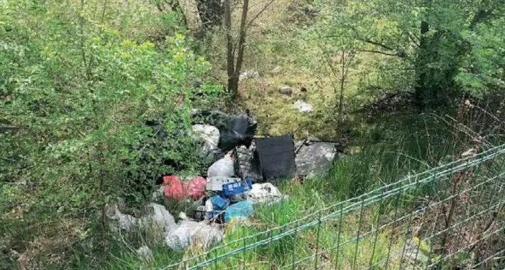 Troppi rifiuti gettati in strada: ecco le fototrappole contro gli incivili