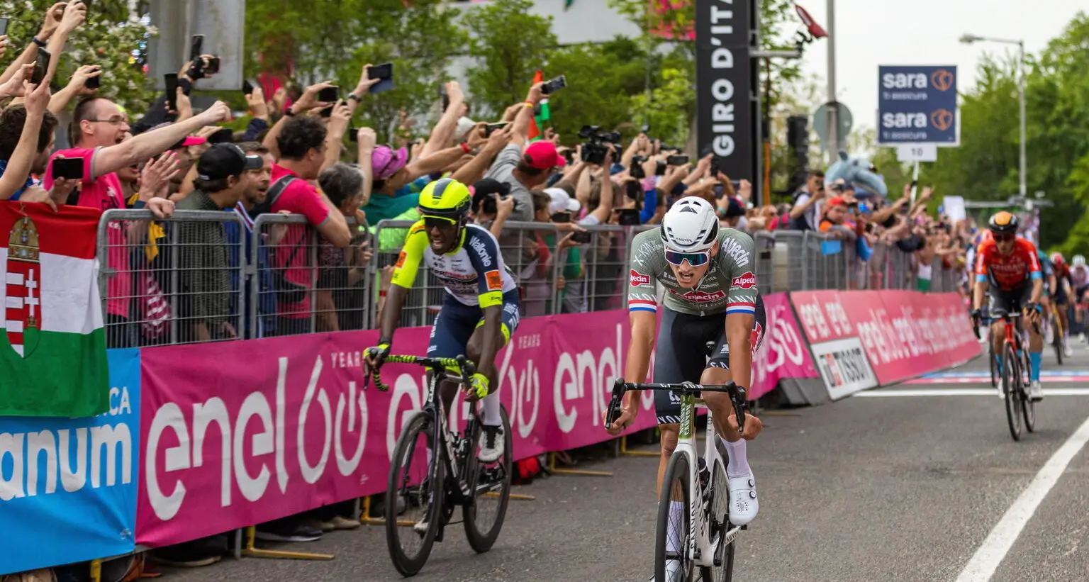 Prima tappa del Giro, in volata il graffio di Mathieu Van der Poel