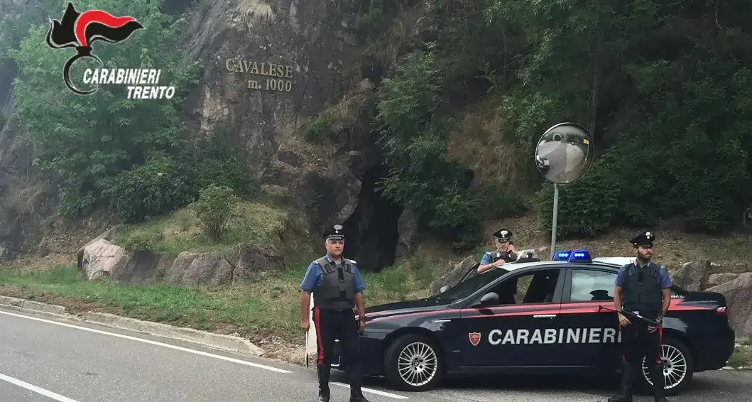 Inseguimento dopo una notte di furti nelle case: i carabinieri arrestano tre persone