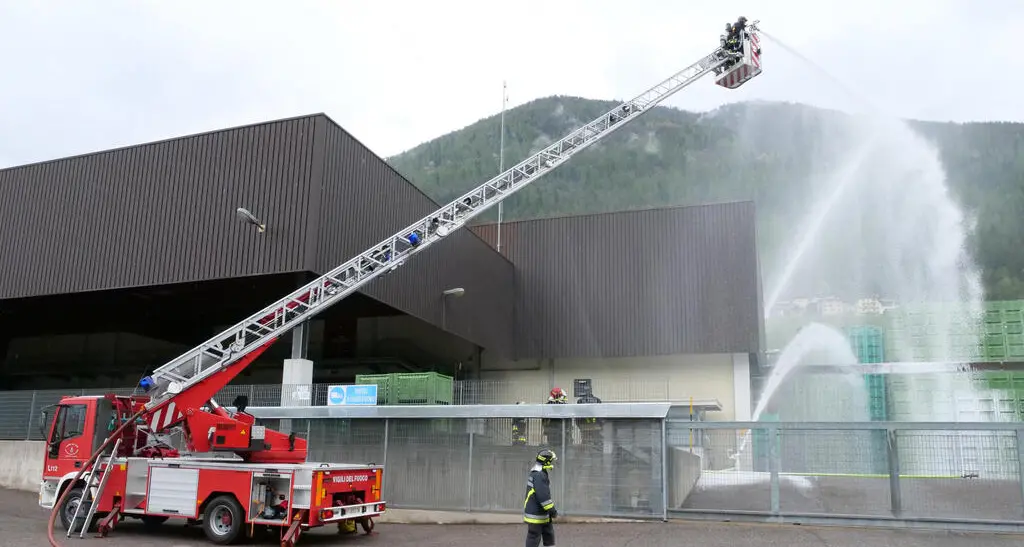Incendio nei magazzini Melinda, ma per fortuna è solo un'esercitazione dei vigili del fuoco volontari