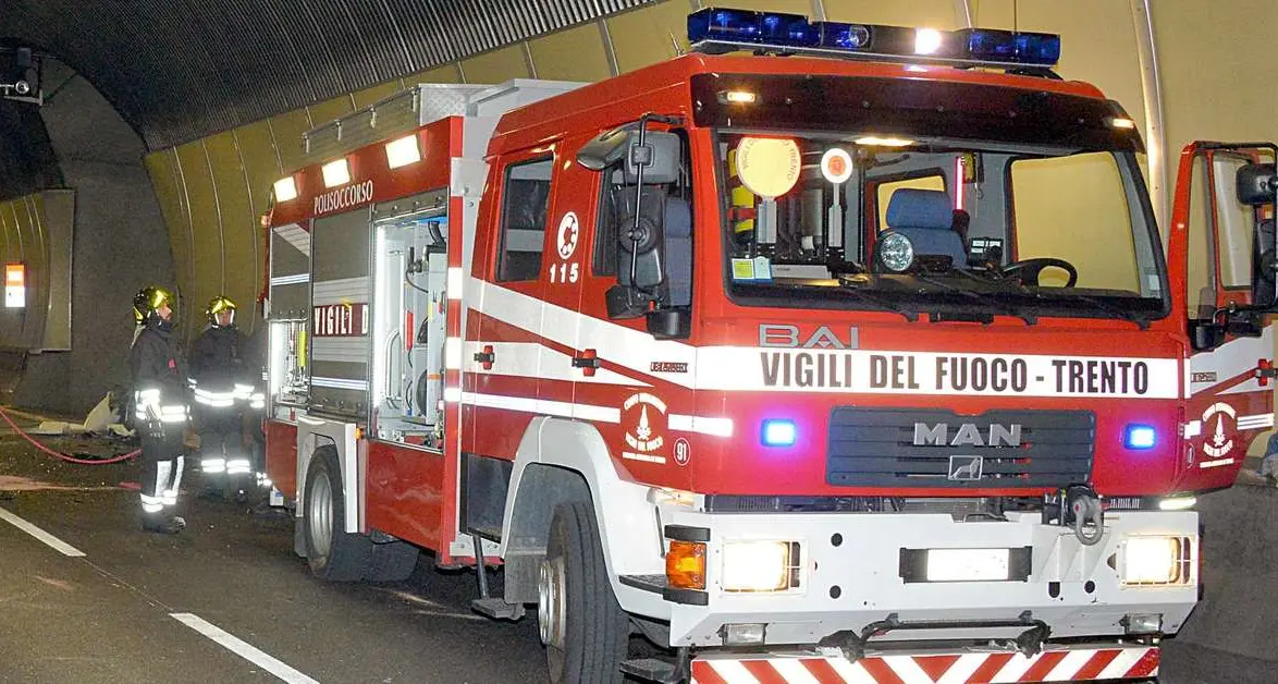 Principio d'incendio di un mezzo pesante nel tunnel di Martignano, disagi al traffico