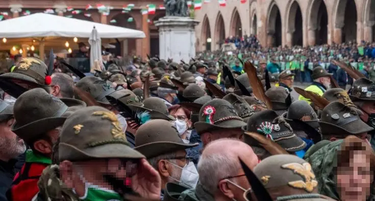 Guerini: gravissimi atti segnalati all'adunata. Conzatti: fotografia di un comportamento maschile stereotipato