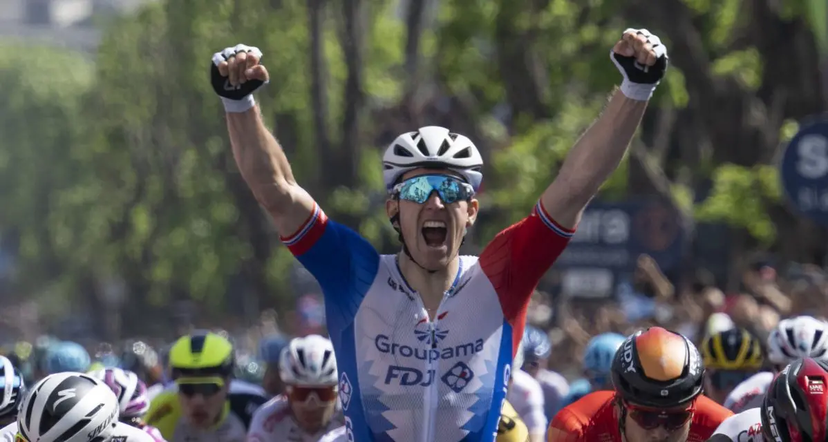 Il Giro a Messina: sprint bruciante di Demare. Nella sua terra Nibali annuncia il ritiro a fine stagione