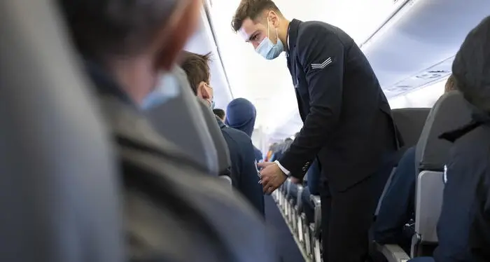 Mascherine in aereo, sui voli dall'Italia (e non solo) resta l'obbligo anche dopo il 16 maggio