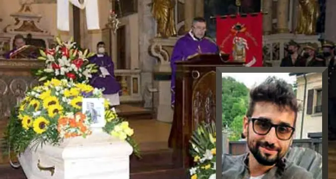 L'ultimo abbraccio a Thomas Ziller, il 26enne morto nell'incidente: «Qualcosa di te vivrà e darà vita»