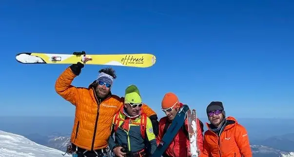 Omar Oprandi è salito fino in cima al monte Bianco con gli sci