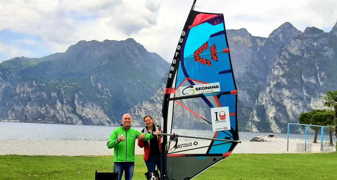 La bella storia di Antonia Briganti: dalla carrozzina al surf, il lago di Garda senza barriere