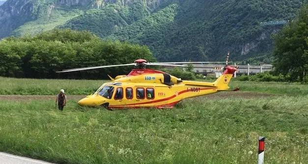 Valdaone, cade dal muro mentre sfalcia il prato: donna soccorsa dall'elicottero