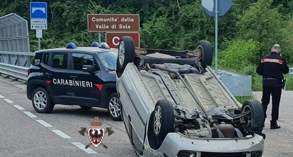 Cis, vettura finisce ruote all'aria dopo lo scontro con un trattore