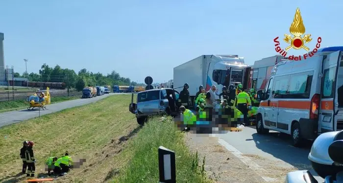 Padova, strage per un sorpasso: quattro morti e due feriti in un frontale auto-tir