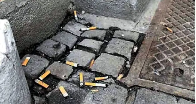 «Ancora troppi mozziconi per strada, serve un giro di vite contro i fumatori incivili»