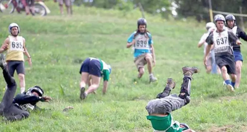 Di corsa dietro alla forma di grana, dopo quattro anni torna la sfida di «Cheese rolling»