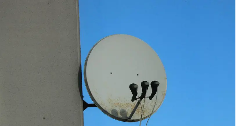 Si fa installare la parabola Sky, ma addebita l'abbonamento a una persona ignara