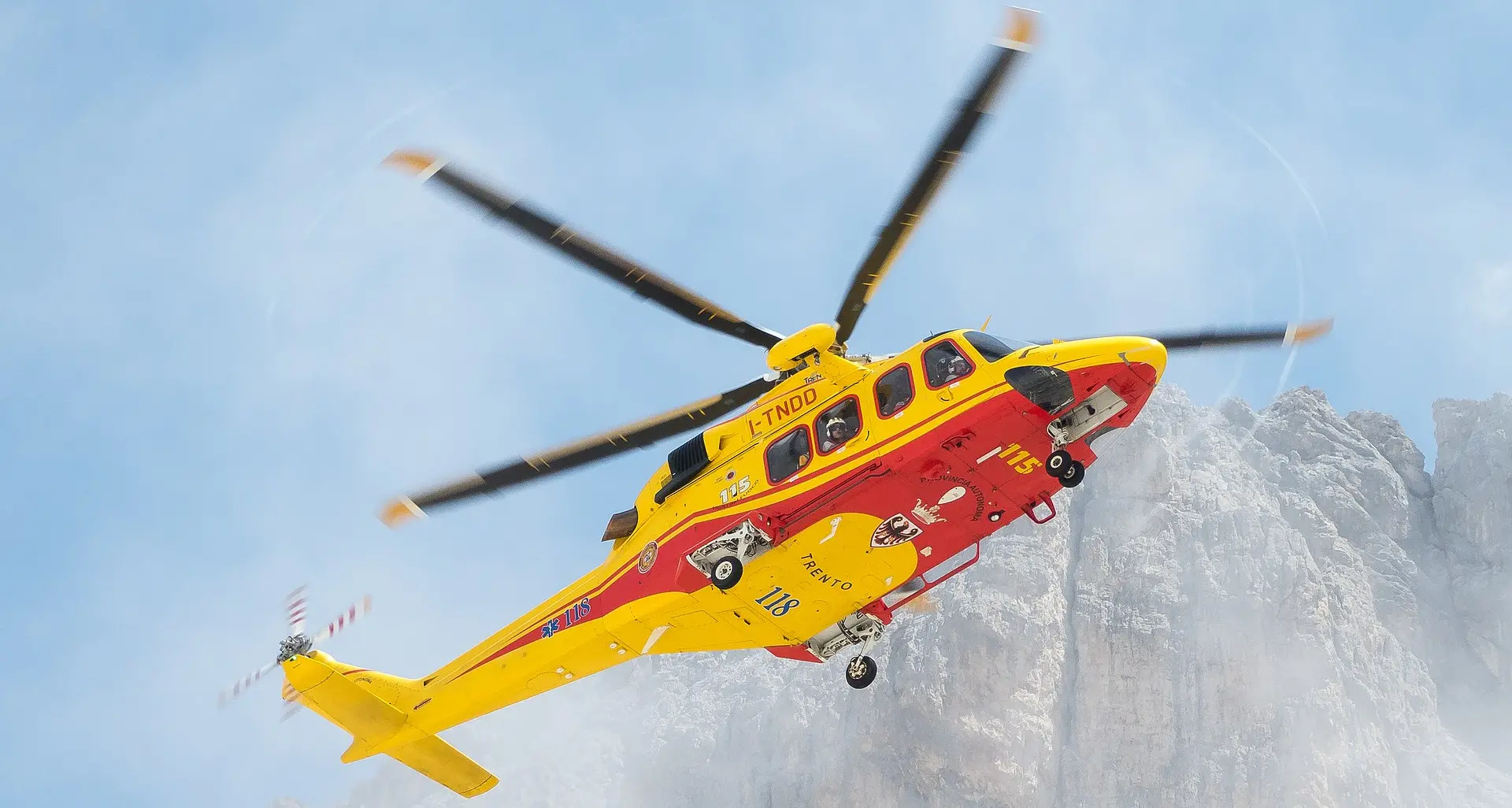 Cade in bici sul Penegal, un 46enne soccorso dall'elicottero in codice rosso