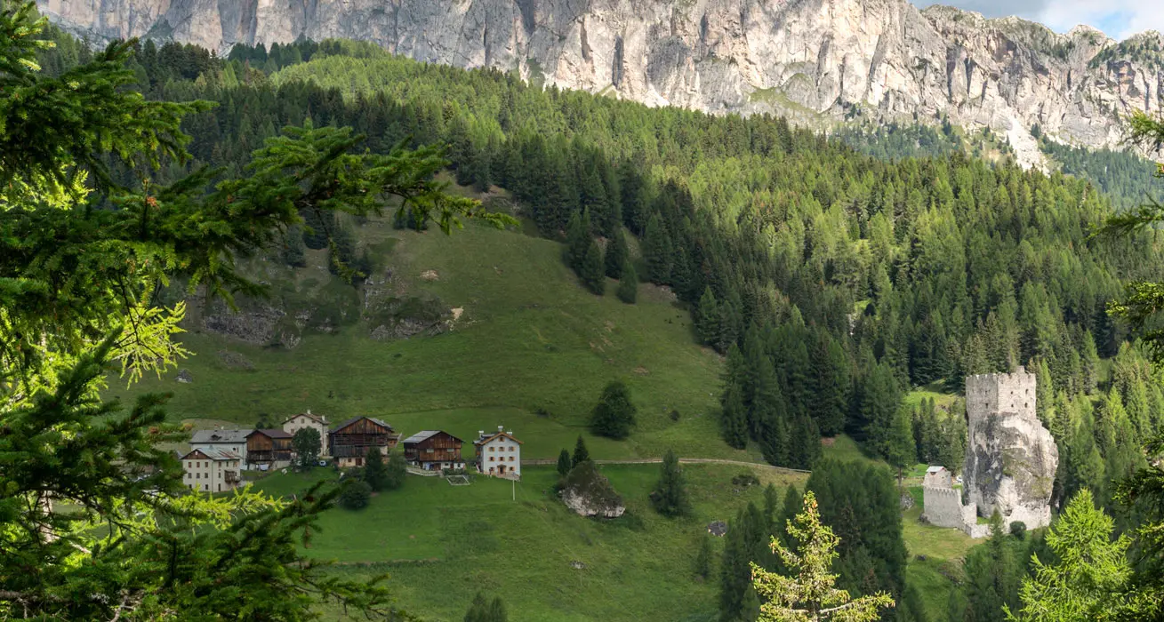 Sulle Dolomiti nasce il \"Sentiero del respiro\": fra storia, salute e natura attorno al castello di Andraz
