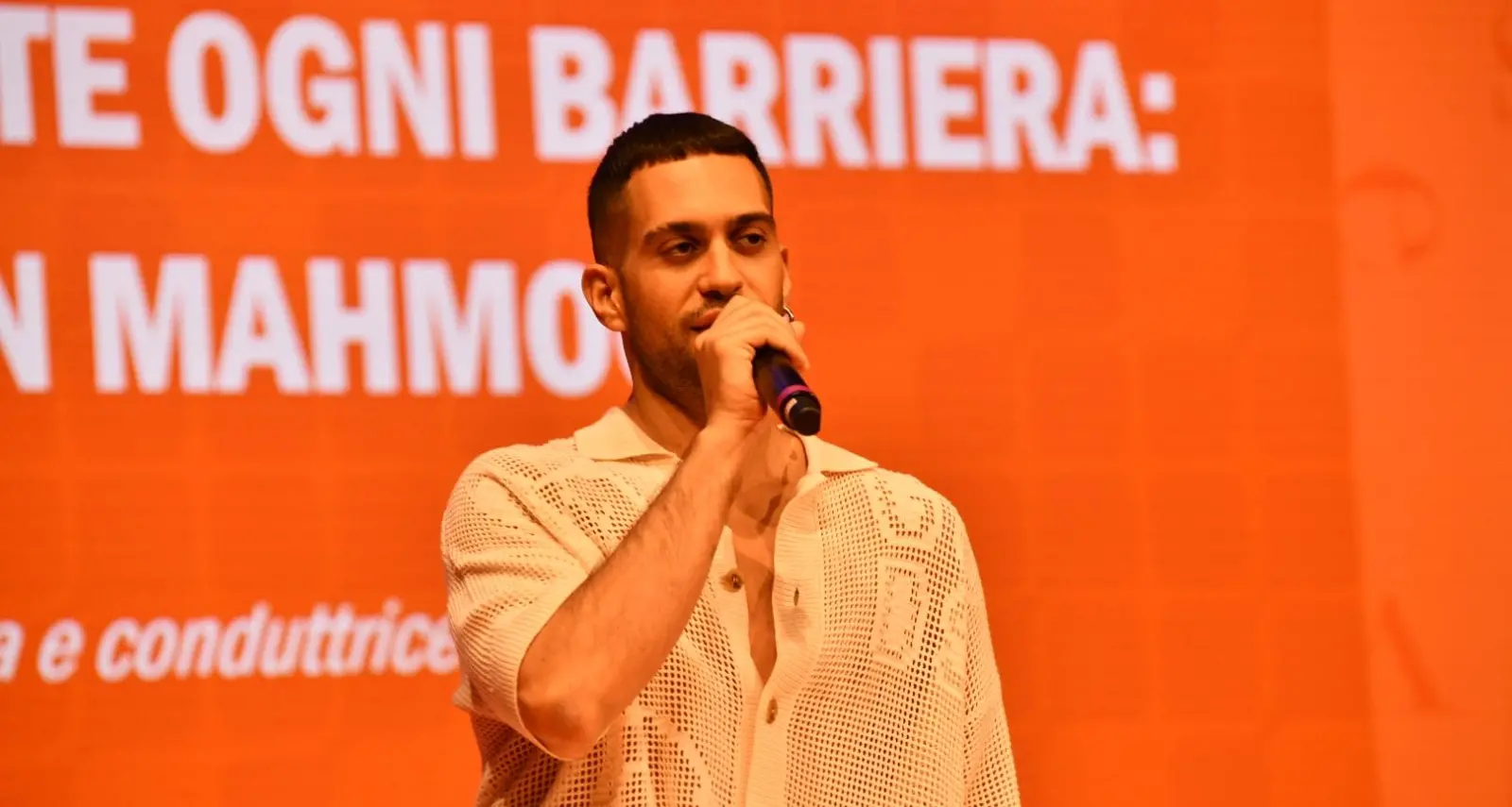 Teatro Sociale gremito per ascoltare i pensieri di Mahmood sulla creatività