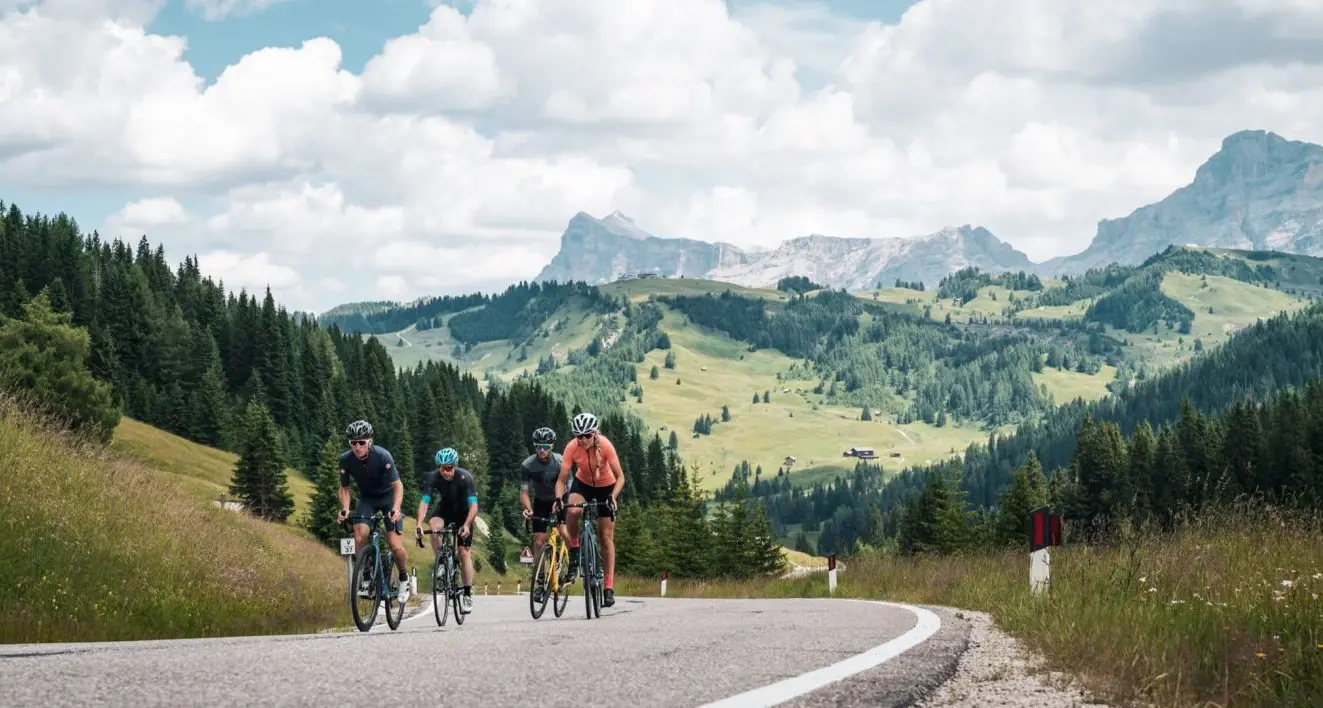Sui passi più belli in bici e senza le auto: si comincia sabato con il Sellaronda Bike Day