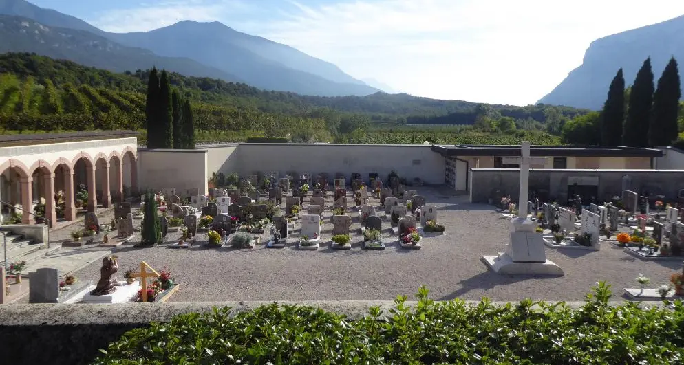 Pietramurata, rifiuti abbandonati vicino al cimitero. Colpa di turisti in camper? No, era un residente