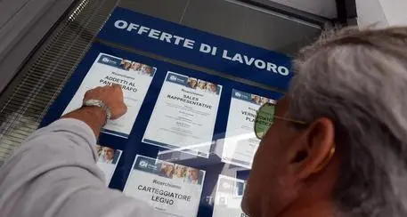 Salario minimo, raggiunto l'accordo sulla direttiva Ue: stabiliti i criteri di calcolo, non l'obbligo per i Paesi di adeguarsi