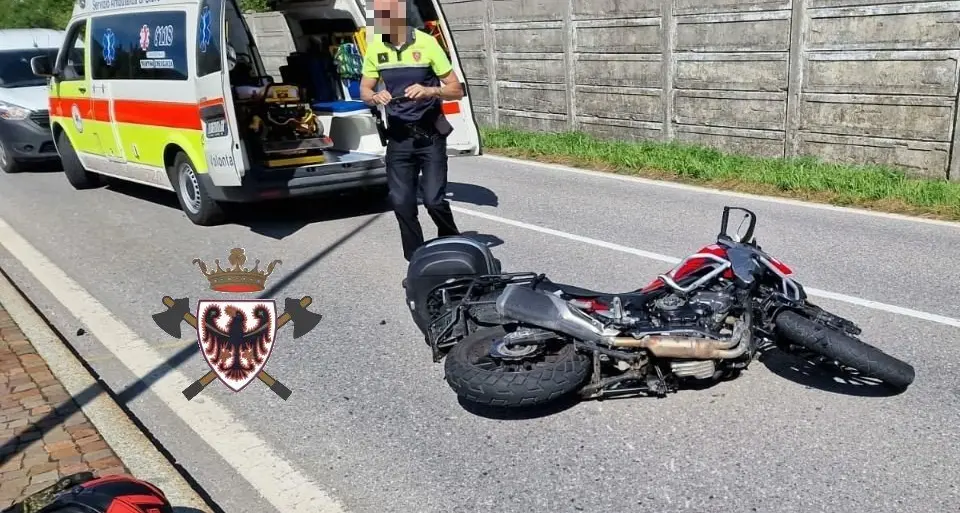 Scontro frontale auto-moto, due persone ferite a Darzo