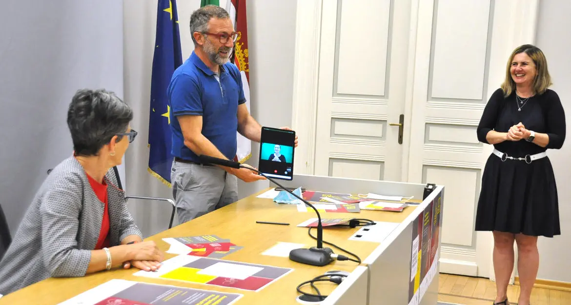 Servizi pubblici, nuova opportunità per i cittadini sordi: allo sportello potranno avere un interprete collegato in remoto